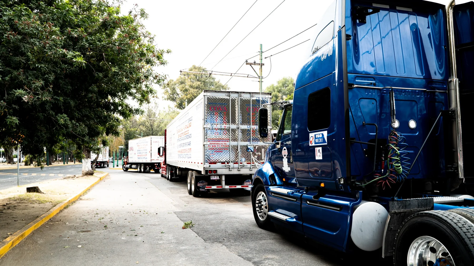 Tractocamión azul de COVA